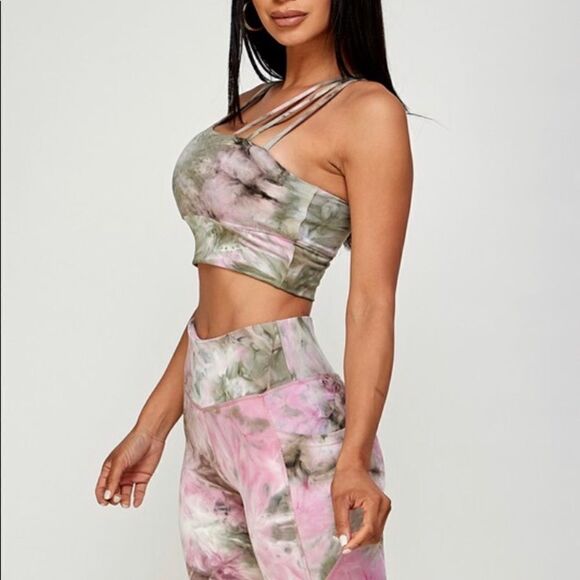 Sports Bra Crop Top with Bikers Shorts - Picture 4 of 8